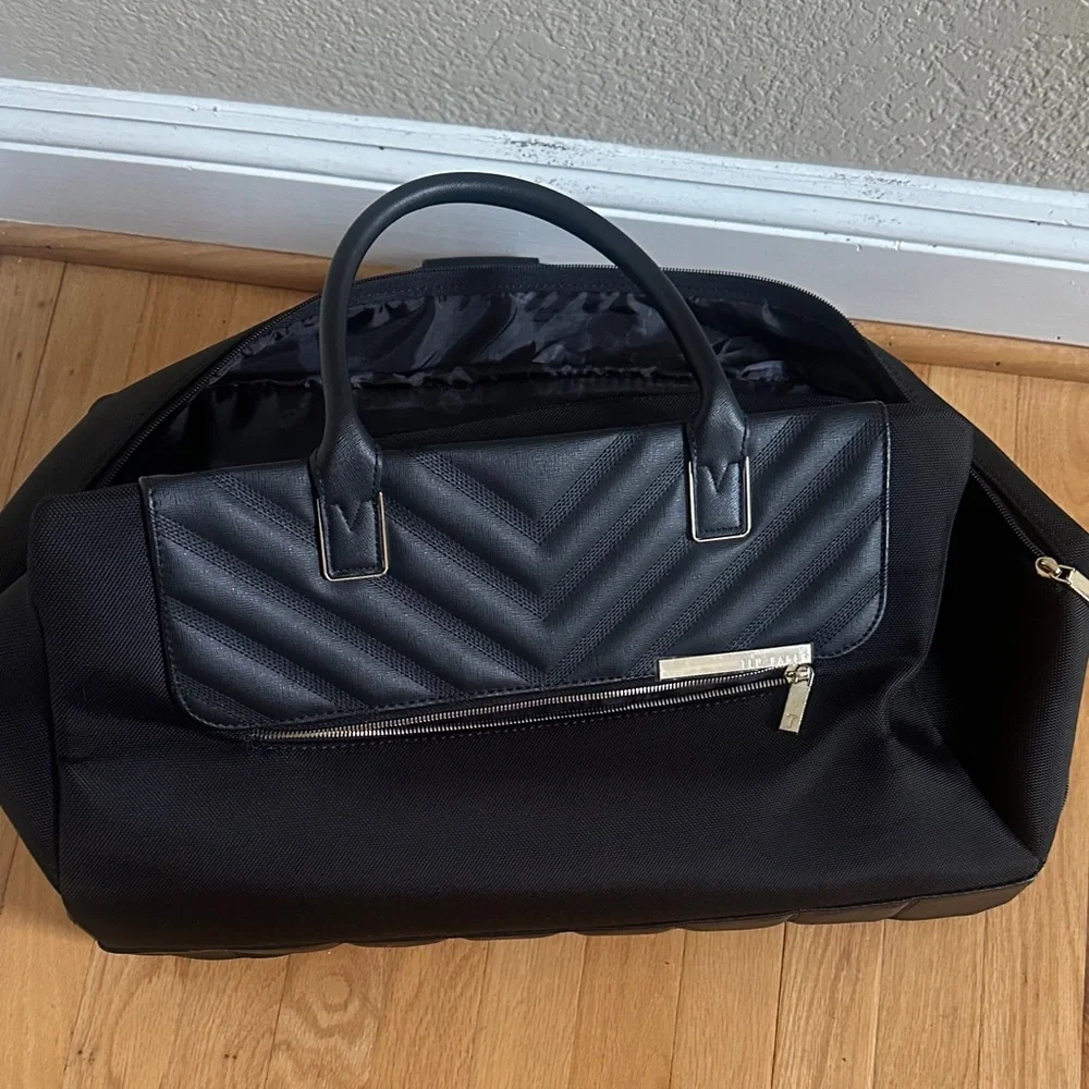 Ted Baker stylish, black travel bag with pull handle and wheels. - Picture 2 of 8
